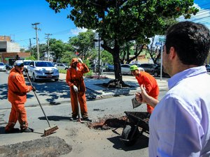 Prefeito Rui Palmeira vistoria recuperação de vias na Jatiúca