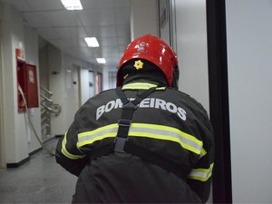 Bombeira de folga foi fundamental na evacuação de prédio durante incêndio em Maceió