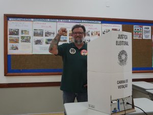 Fleming, único candidato da esquerda ao Senado, vota em Maceió