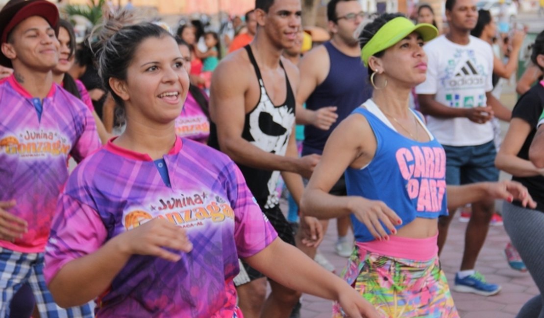 Mulheres e Planetário Móvel atraem multidão