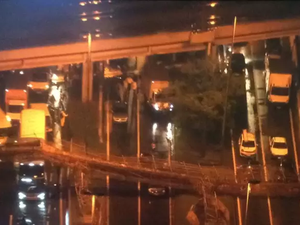 Passarela desaba na Marginal do Tietê, em São Paulo