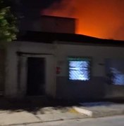 Incêndio atinge depósito de fogos e assusta moradores com explosões em Arapiraca