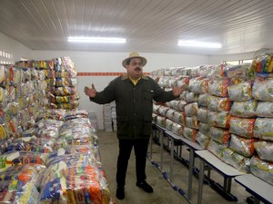 Gilberto Gonçalves participa de entrega de cestas básicas a alunos matriculados na rede municipal
