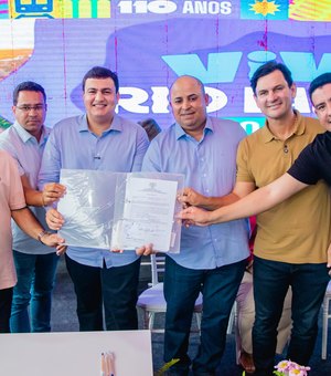 Prefeito Carlos entrega Central Farmacêutica e anuncia obras pelos 110 anos de Rio Largo