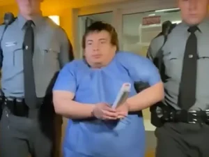 Homem é preso após matar a mãe com martelo e atropelar multidão nos EUA