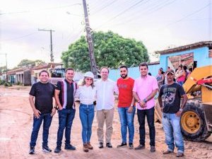 Prefeito Luciano acompanha início da pavimentação de ruas no povoado pé-leve velho