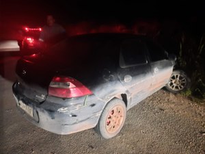 Motorista embriagado perde controle de carro e sai da pista na AL-105