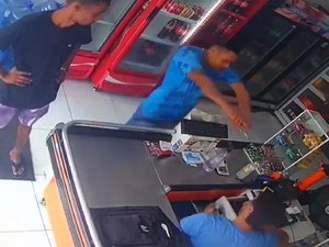 Câmera de segurança flagra assalto em padaria no Poço