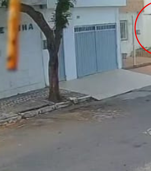 [Vídeo] Homem invade casa em plena luz do dia e furta objeto, no bairro Farol