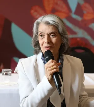 Democracia está nas mãos do povo, não em palácios, diz Cármen Lúcia