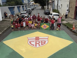 Em clima de Copa, Sócios Kids pintam o Casarão do CRB de verde e amarelo