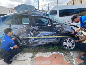 Polícia Científica pericia carros envolvidos em acidente na Santa Amélia