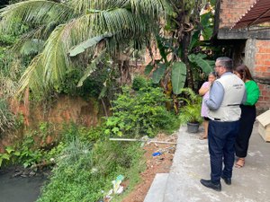 Leonardo Dias ouve moradores e aciona órgãos para solução de problemas estruturais no Santo Amaro