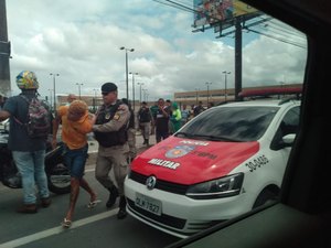[Vídeo] Polícia prende suspeito de tentativa de assalto no Benedito Bentes