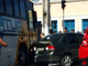 Motorista de transporte escolar perde o controle da direção e atinge veículo no Centro