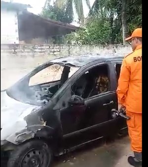 [Vídeo] Automóvel incendeia no Centro de Maragogi e homem escapa