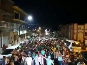 [Vídeo] Candidato a prefeito de Lagoa da Canoa, Jairzinho Lira promove aglomeração durante comício