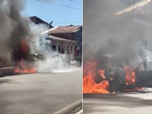 Carro é tomado pelas chamas após pegar fogo em Arapiraca