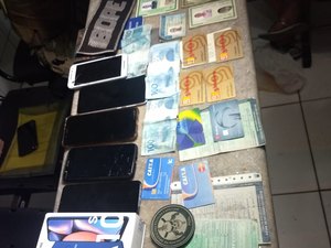 Quadrilha é presa ao fazer compras com cartões clonados em Maceió