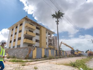 Edificações com risco de desabamento são demolidas no bairro Pinheiro