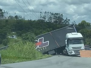 Acidente com carreta na AL-101 Norte resulta em saques de carga e trânsito lento