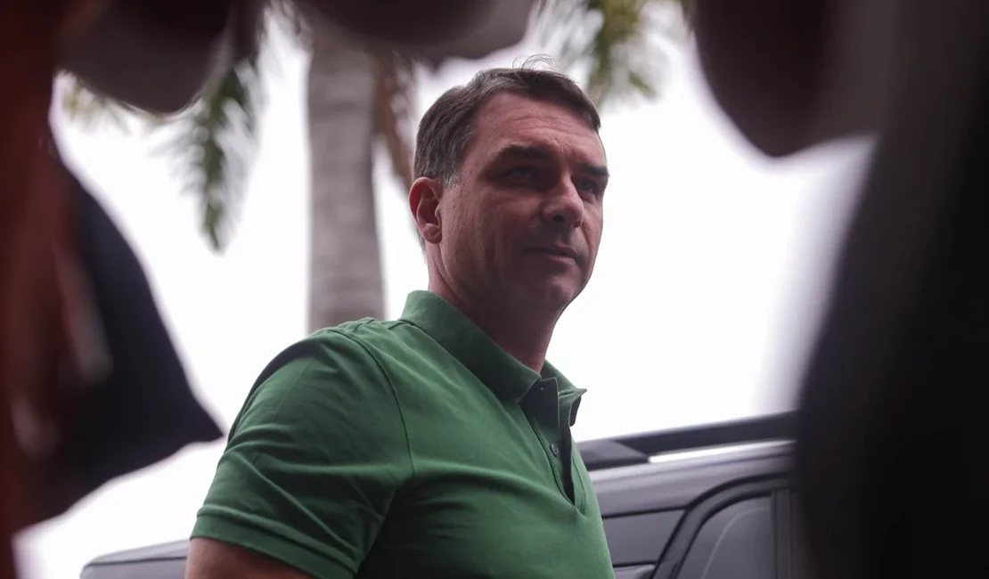 Após visitar Bolsonaro, Flávio confirma candidatura: 'Irreversível'