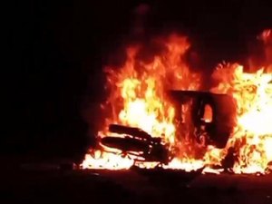 Colisão deixa automóveis em chamas; um homem morre e quatro pessoas ficam feridas