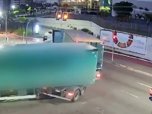 Caminhão derruba semáforo durante conversão na Av. Gustavo Paiva, em Maceió
