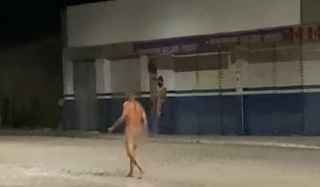 Homem nu é flagrado andando pelas ruas de Batalha
