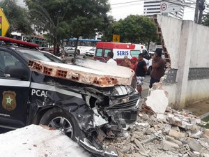 Viatura policial derruba muro do Quartel do Exército após acidente em Maceió 