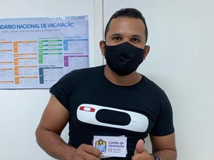 Jovens de 21 anos são vacinados em Matriz de Camaragibe