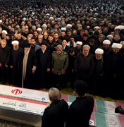 Ali Khamenei lidera multidão em homenagem a general iraniano em Teerã, no Irã