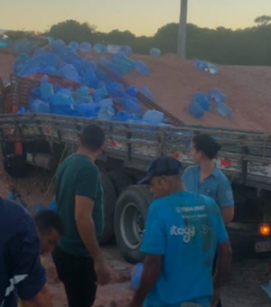 Motorista fica ferido após caminhão com carga de água tombar, em Satuba