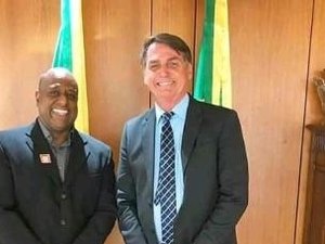 Padrinho de casamento de Flávio Bolsonaro ganha cargo no governo