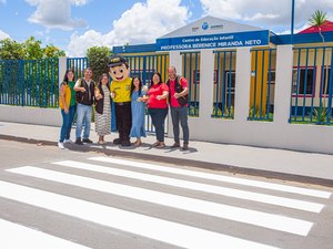 Ações da SMTT beneficiam comunidades escolares com pinturas de faixas de pedestres