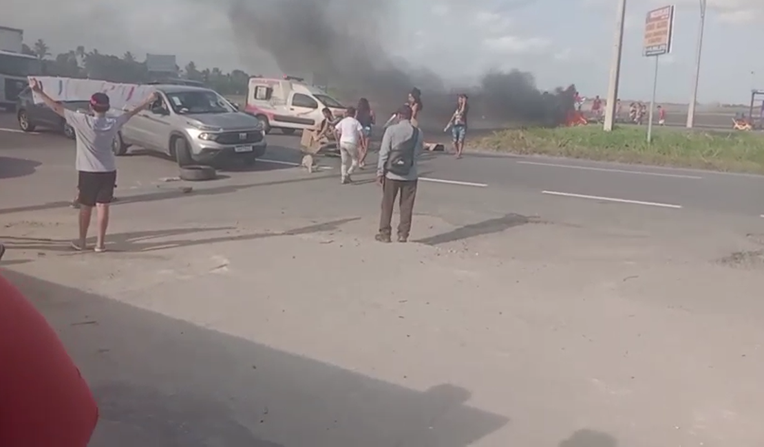 Família de jovem e bebê desaparecidas protesta na BR-104, em Rio Largo