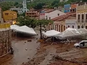 Fezes de animais contaminam água para consumo após fortes chuvas em Piranhas