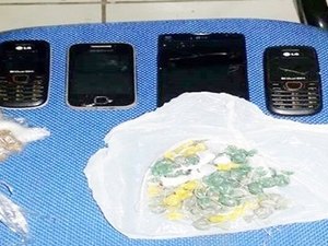 Policiais encontram maconha e celulares com presos em delegacia no Sertão