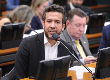André Janones publica direito de resposta a Nikolas Ferreira e se retrata