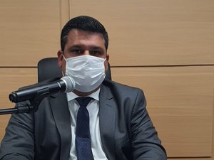 Vereadores propõem quatro meses de ajuda emergencial a desempregados e votação do pacote é adiada