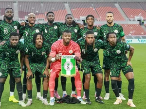 Avião da seleção nigeriana faz pouso de emergência após rachadura
