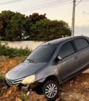 Motorista perde controle e carro cai em vala na Santa Edwiges, em Arapiraca
