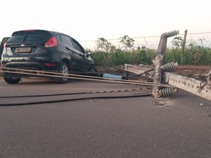 Carro colide contra poste na Avenida Muniz Falcão, em Arapiraca