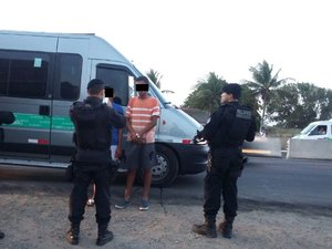 Policiais do Pelopes abordam van que ia de Arapiraca a Maceió e retiram dois suspeitos 