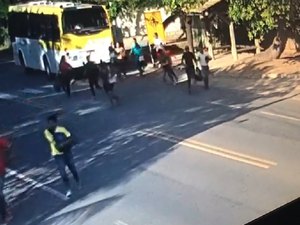 [Vídeo] Imagens mostram passageiros fugindo de assalto a ônibus em Maceió 