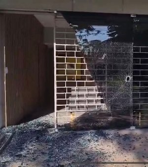 [Vídeo] Ataque a pedradas atinge prédio da Rádio Gazeta FM em Arapiraca