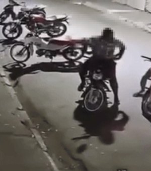 Grupo de homens é flagrado fazendo arrastão pelas ruas de Teotônio Vilela