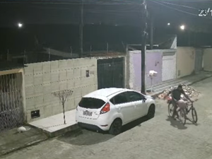 Imagens de câmera flagram ação de ladrão de bicicletas na parte alta da capital