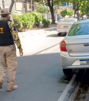 Condutor inabilitado é flagrado em veículo irregular na Ponta Verde