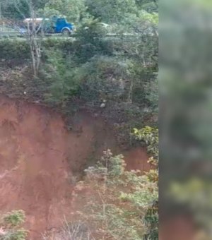 [Vídeo] Morador denuncia perigo de deslizamento de terra na BR-316 na Ladeira do Catolé